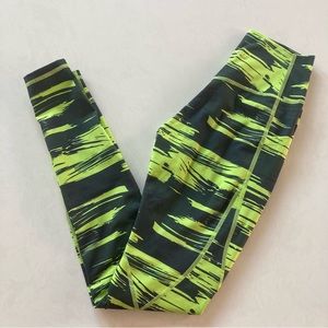 Alphalete Surface Pocket Leggings - Volt Canvas Camo